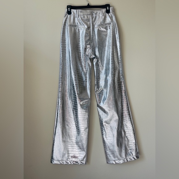 Avec Les Filles Women's Silver Croc Embossed Flare Leg Pants
Size 4 NWT - Picture 4 of 10